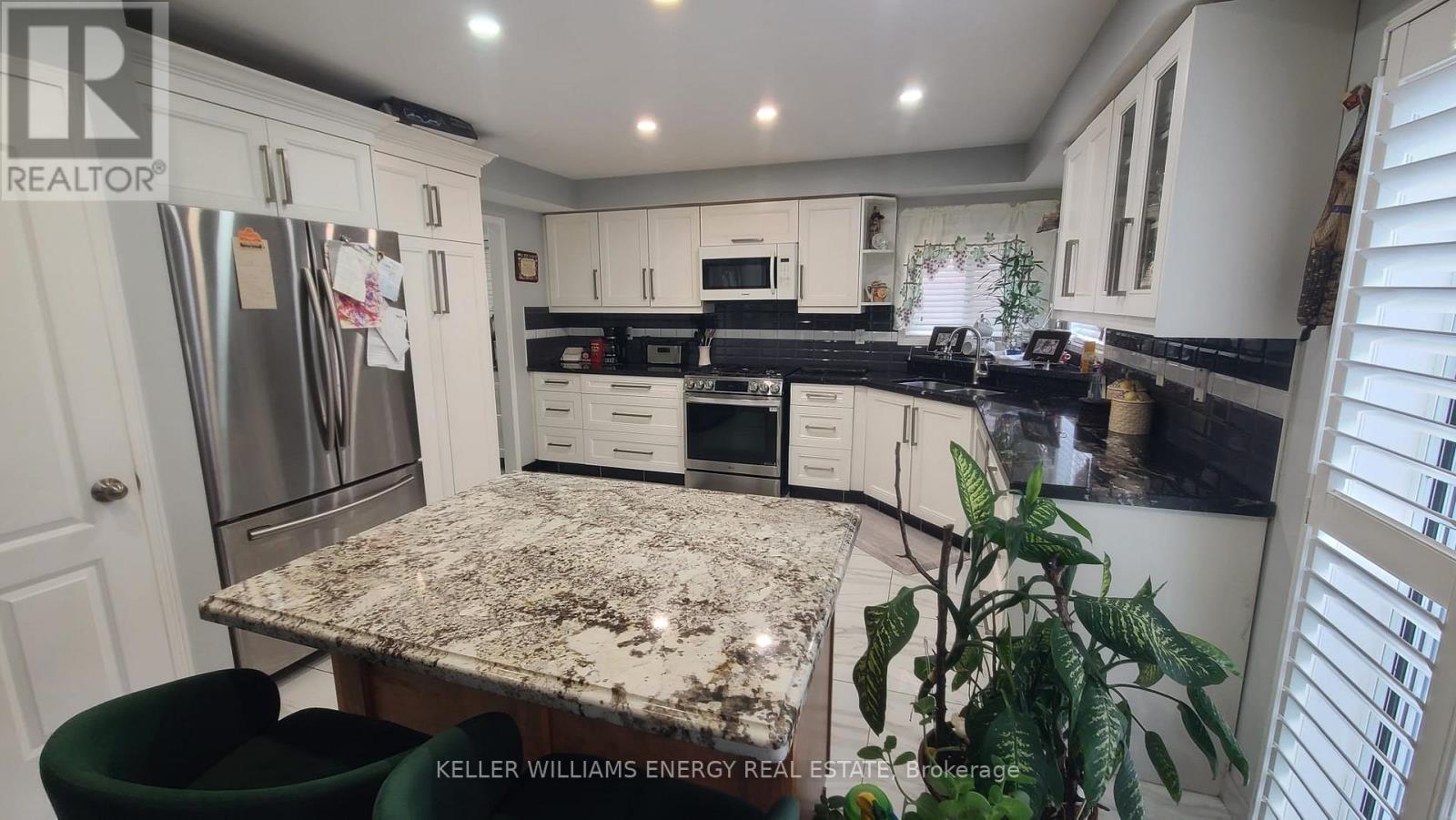 12 Phillpot Lane, Ajax (Northwest Ajax), ON - Indoor Photo Showing Kitchen