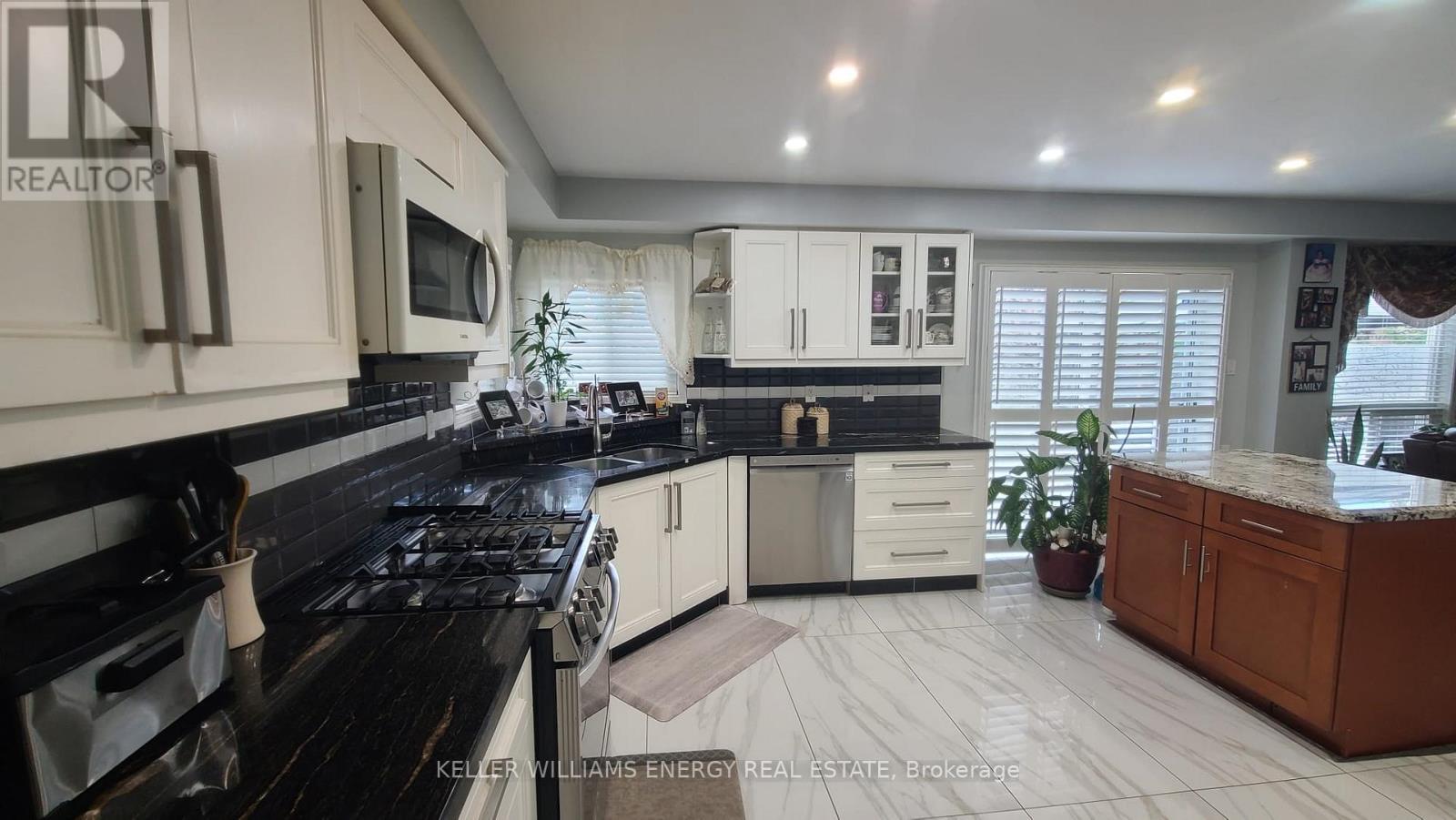 12 Phillpot Lane, Ajax (Northwest Ajax), ON - Indoor Photo Showing Kitchen With Double Sink