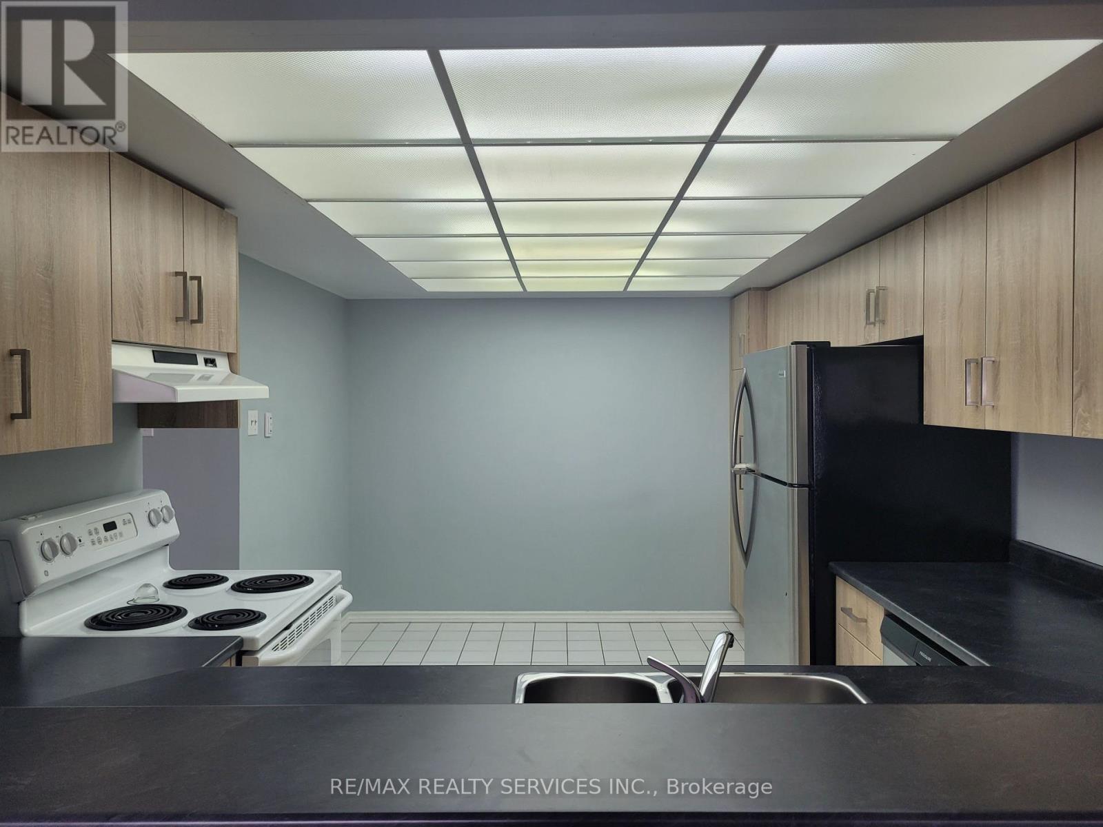 1206 - 330 Mill Street S, Brampton, ON - Indoor Photo Showing Kitchen With Double Sink