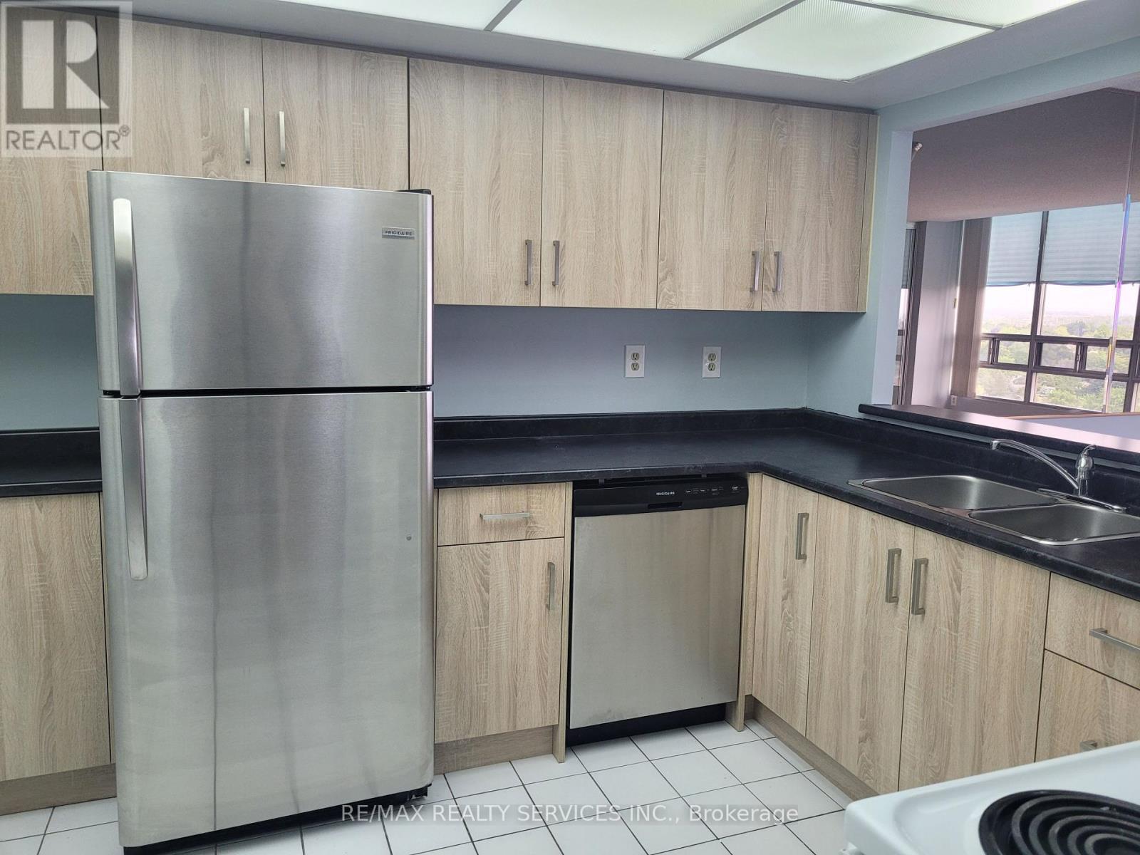 1206 - 330 Mill Street S, Brampton, ON - Indoor Photo Showing Kitchen With Double Sink