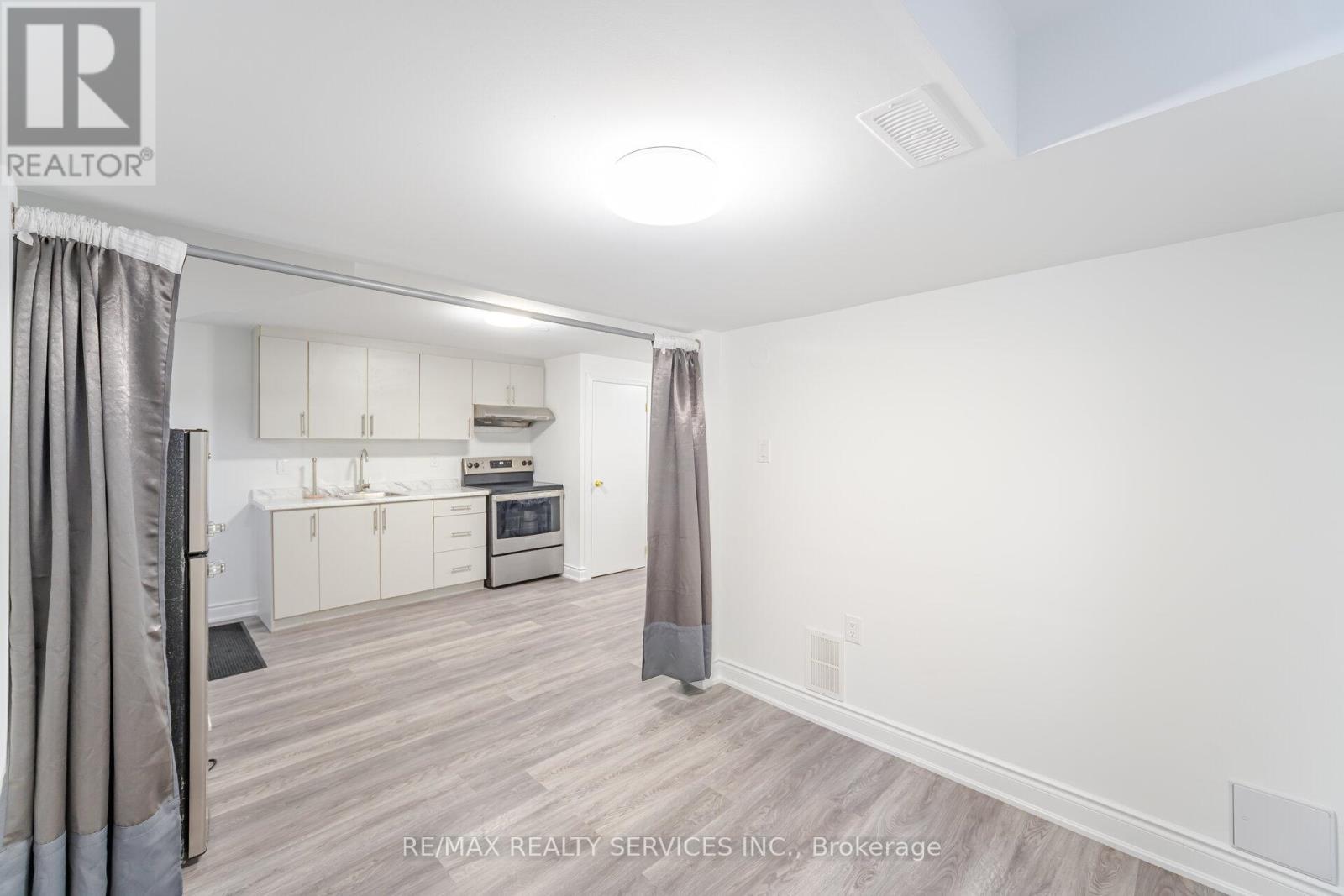 Bsmt - 26 Vodden Street W, Brampton, ON - Indoor Photo Showing Kitchen
