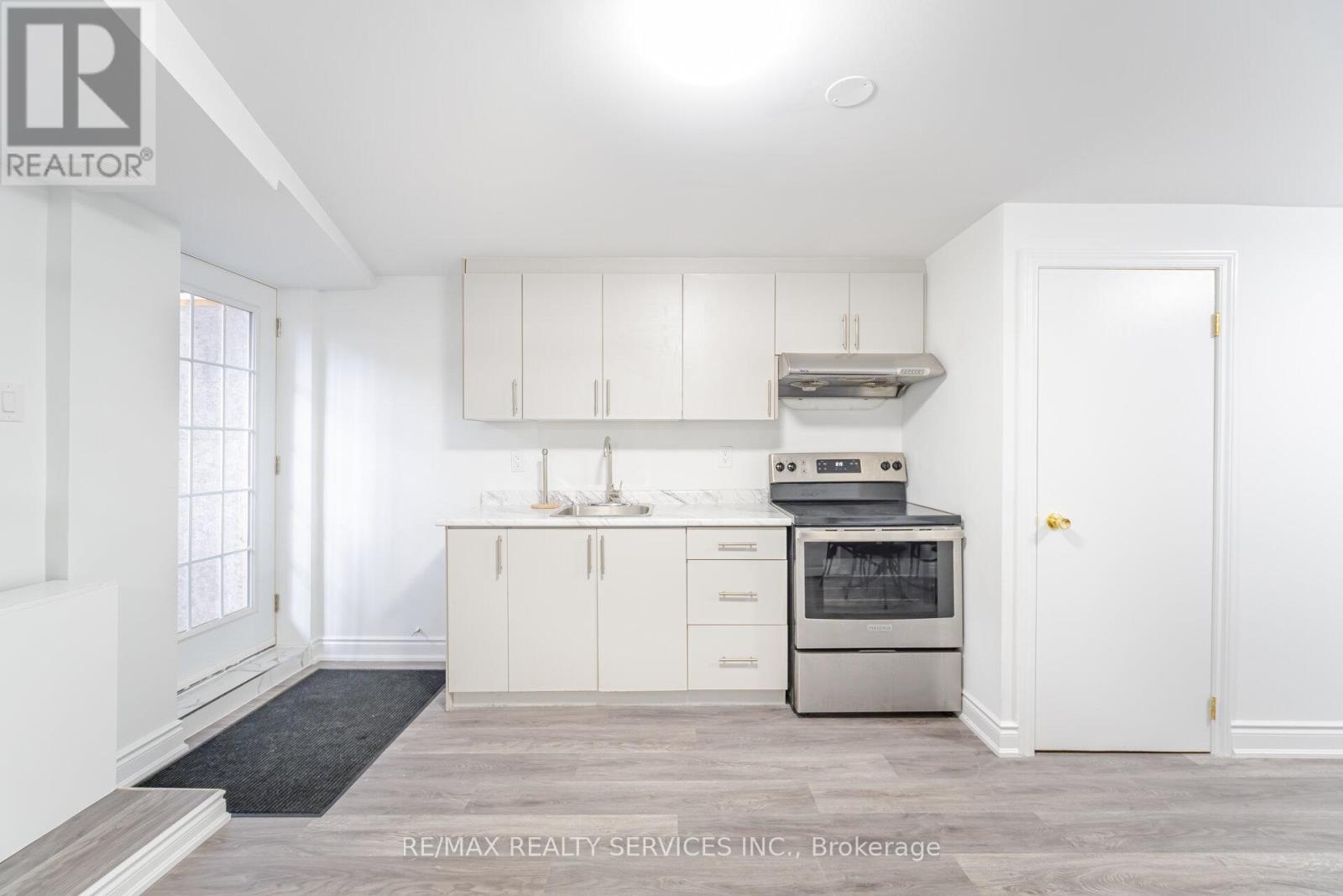 Bsmt - 26 Vodden Street W, Brampton, ON - Indoor Photo Showing Kitchen