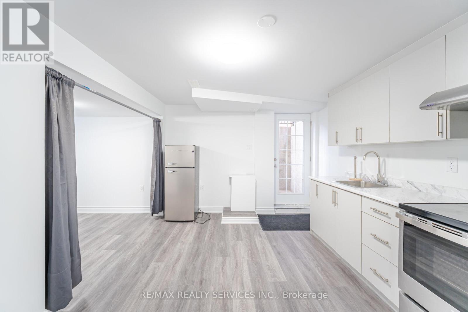 Bsmt - 26 Vodden Street W, Brampton, ON - Indoor Photo Showing Kitchen With Upgraded Kitchen