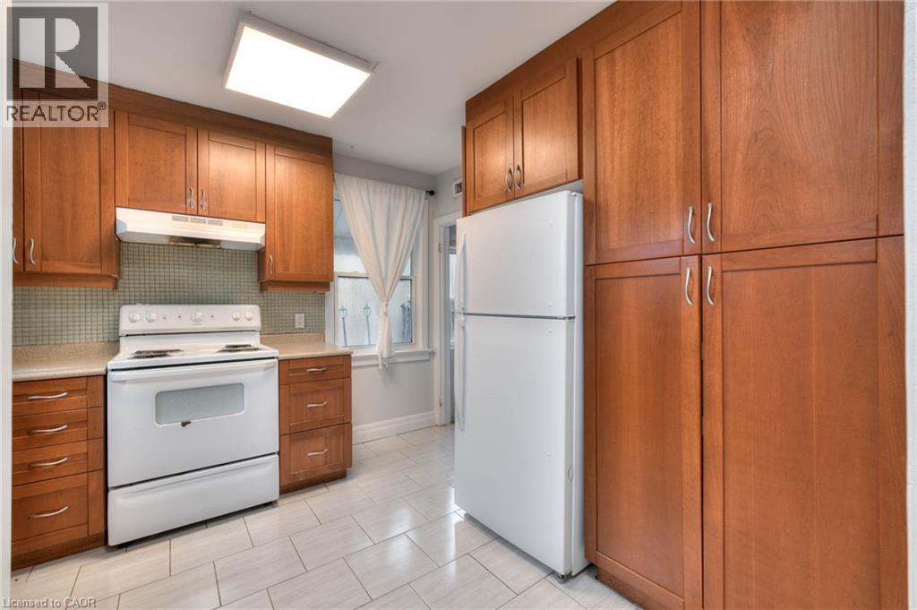 839 Stirling Avenue S Unit# 1, Kitchener, ON - Indoor Photo Showing Kitchen