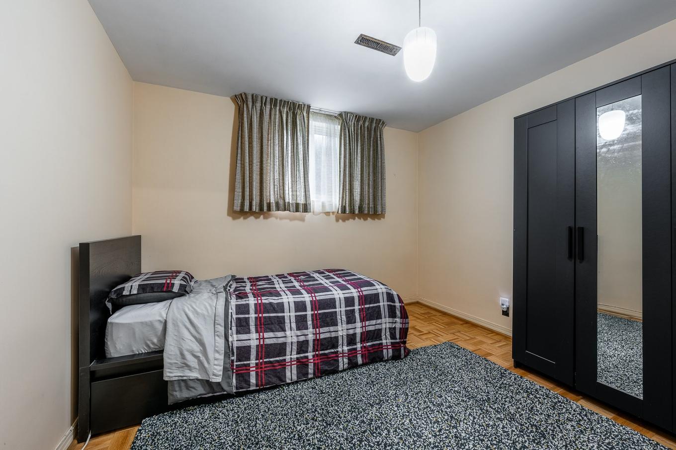 Chambre à coucher - 15221 Rue Théorêt, Montréal (L'Île-Bizard/Sainte-Geneviève), QC - Indoor Photo Showing Bedroom