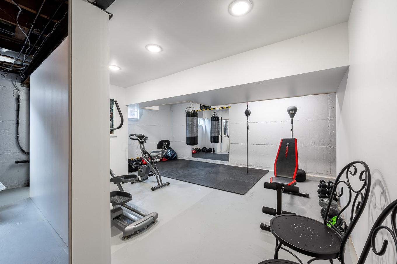 Atelier - 15221 Rue Théorêt, Montréal (L'Île-Bizard/Sainte-Geneviève), QC - Indoor Photo Showing Gym Room