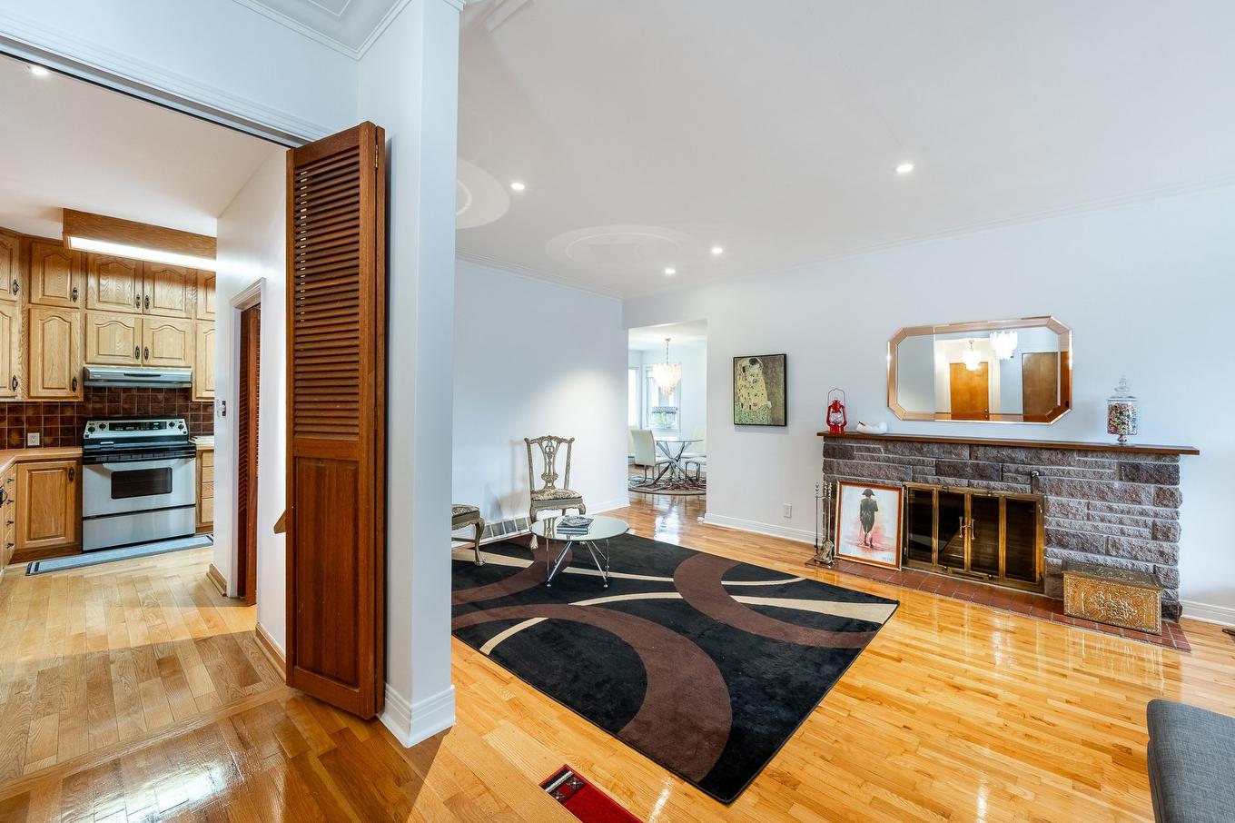 Salon - 15221 Rue Théorêt, Montréal (L'Île-Bizard/Sainte-Geneviève), QC - Indoor Photo Showing Living Room With Fireplace