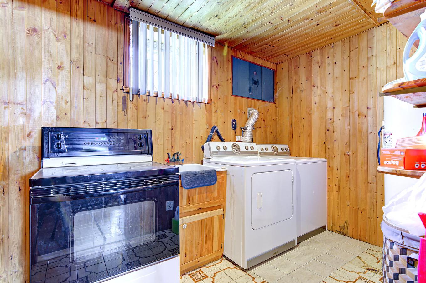 Laundry room - 1560 Rue Trépanier, Laval (Chomedey), QC - Indoor Photo Showing Laundry Room