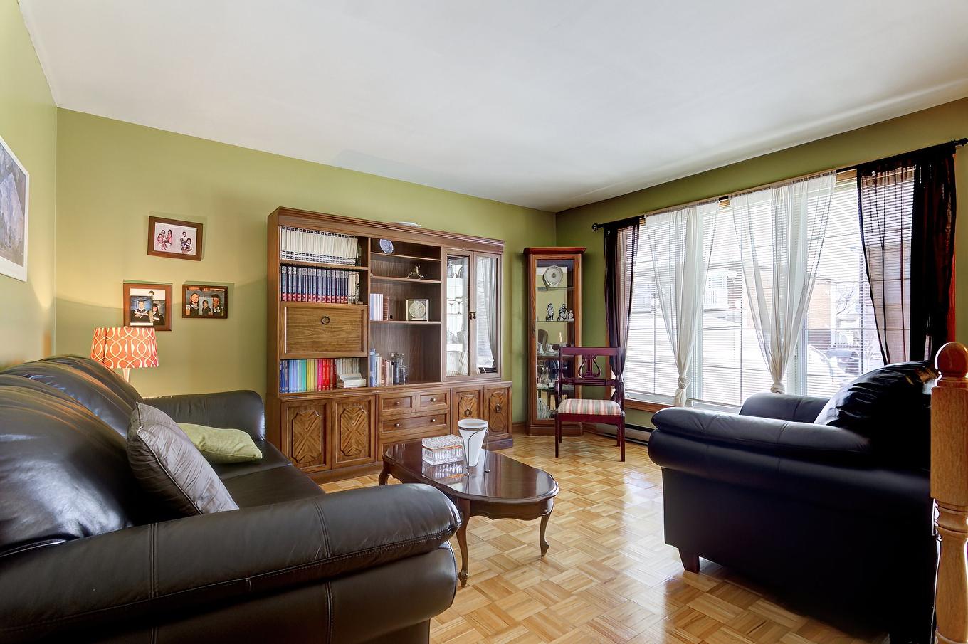 Living room - 1560 Rue Trépanier, Laval (Chomedey), QC - Indoor Photo Showing Living Room