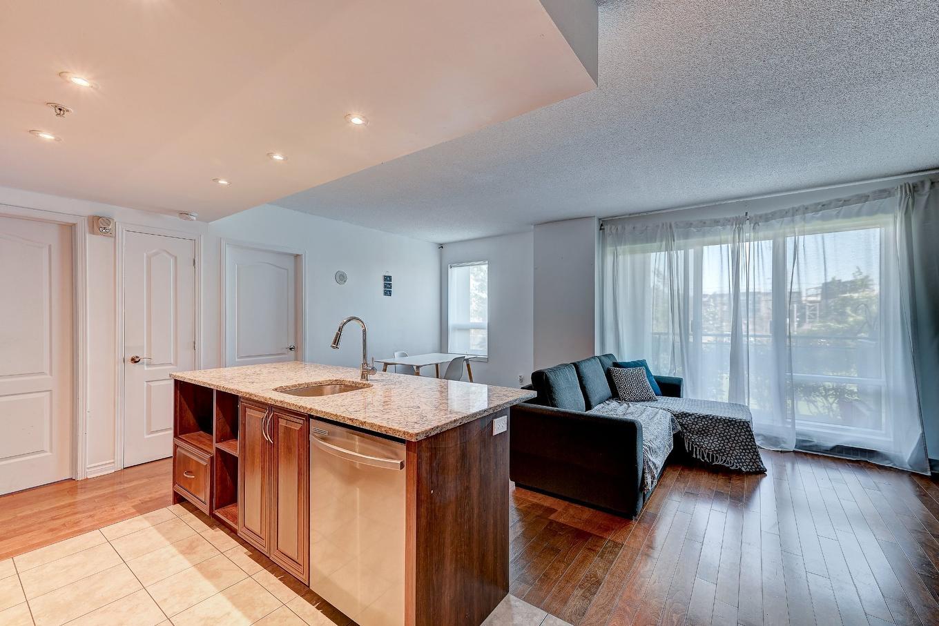 Kitchen - 109-7620 Boul. Marie-Victorin, Brossard, QC - Indoor