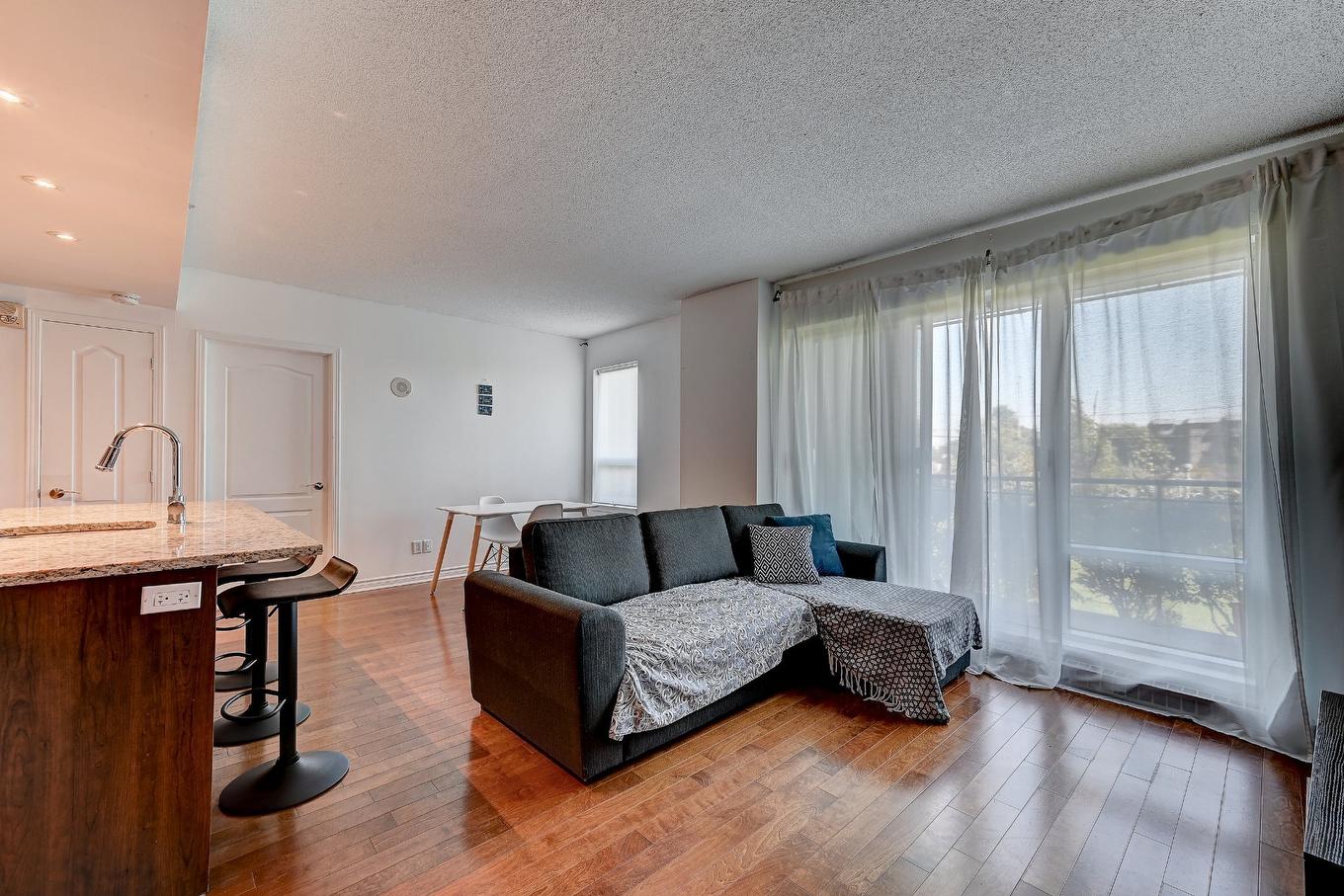 Living room - 109-7620 Boul. Marie-Victorin, Brossard, QC - Indoor Photo Showing Living Room