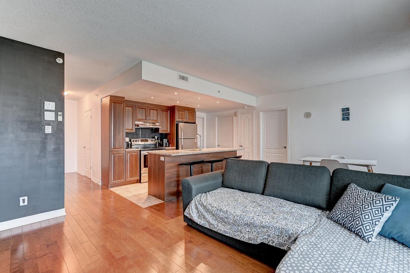 Living room - 109-7620 Boul. Marie-Victorin, Brossard, QC - Indoor Photo Showing Living Room