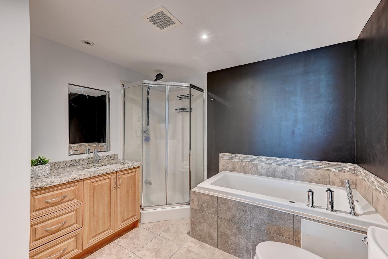 Bathroom - 109-7620 Boul. Marie-Victorin, Brossard, QC - Indoor Photo Showing Bathroom