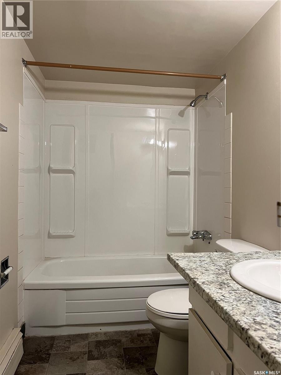 14 27 Centennial Street, Regina, SK - Indoor Photo Showing Bathroom