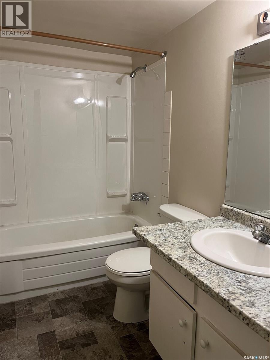 14 27 Centennial Street, Regina, SK - Indoor Photo Showing Bathroom