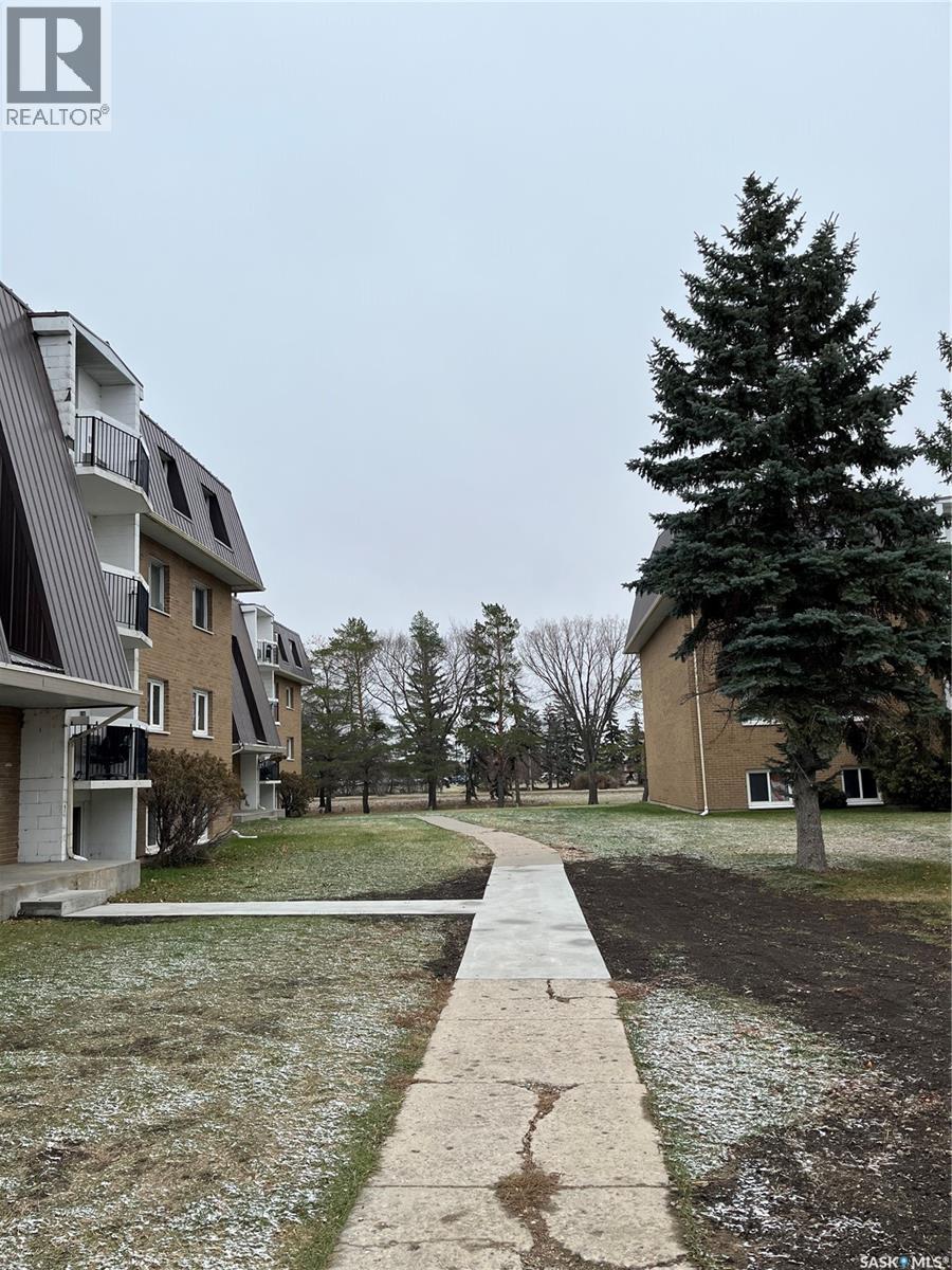 14 27 Centennial Street, Regina, SK - Outdoor