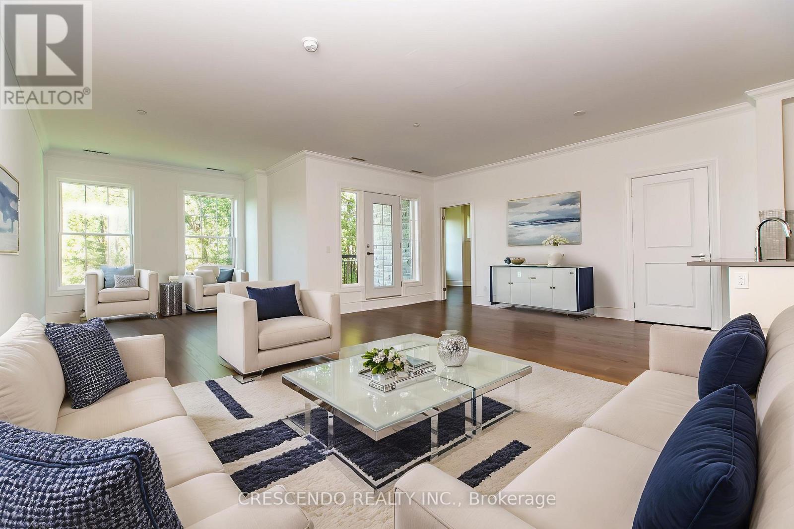 210 - 10360 Islington Avenue W, Vaughan, ON - Indoor Photo Showing Living Room