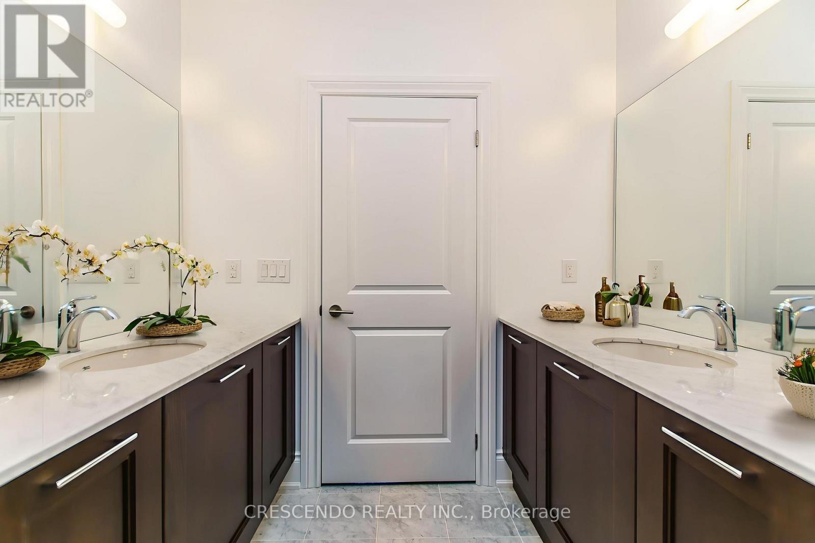 210 - 10360 Islington Avenue W, Vaughan, ON - Indoor Photo Showing Bathroom