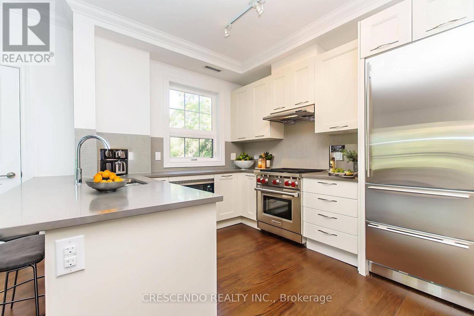 210 - 10360 Islington Avenue W, Vaughan, ON - Indoor Photo Showing Kitchen With Upgraded Kitchen
