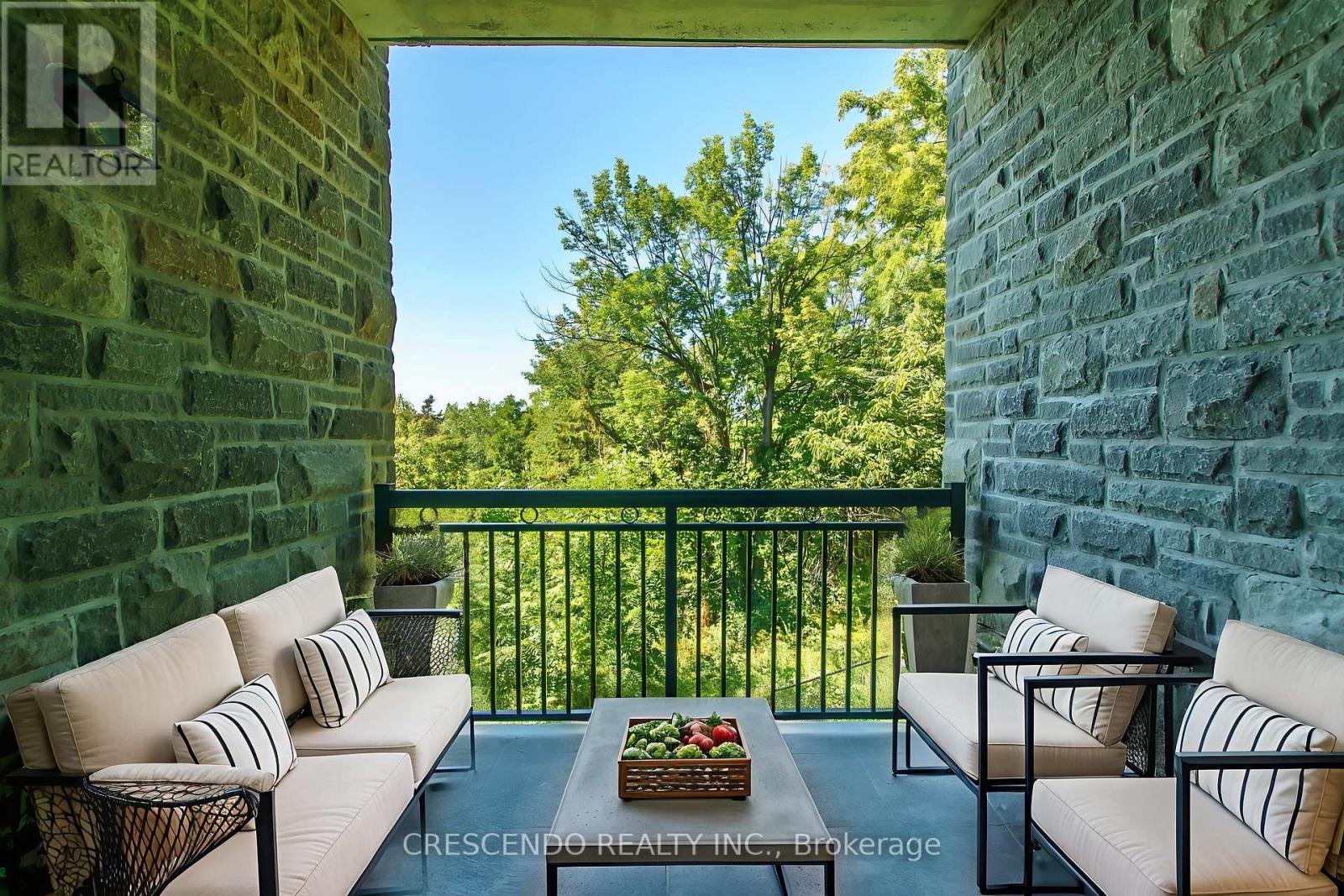 210 - 10360 Islington Avenue W, Vaughan, ON - Outdoor