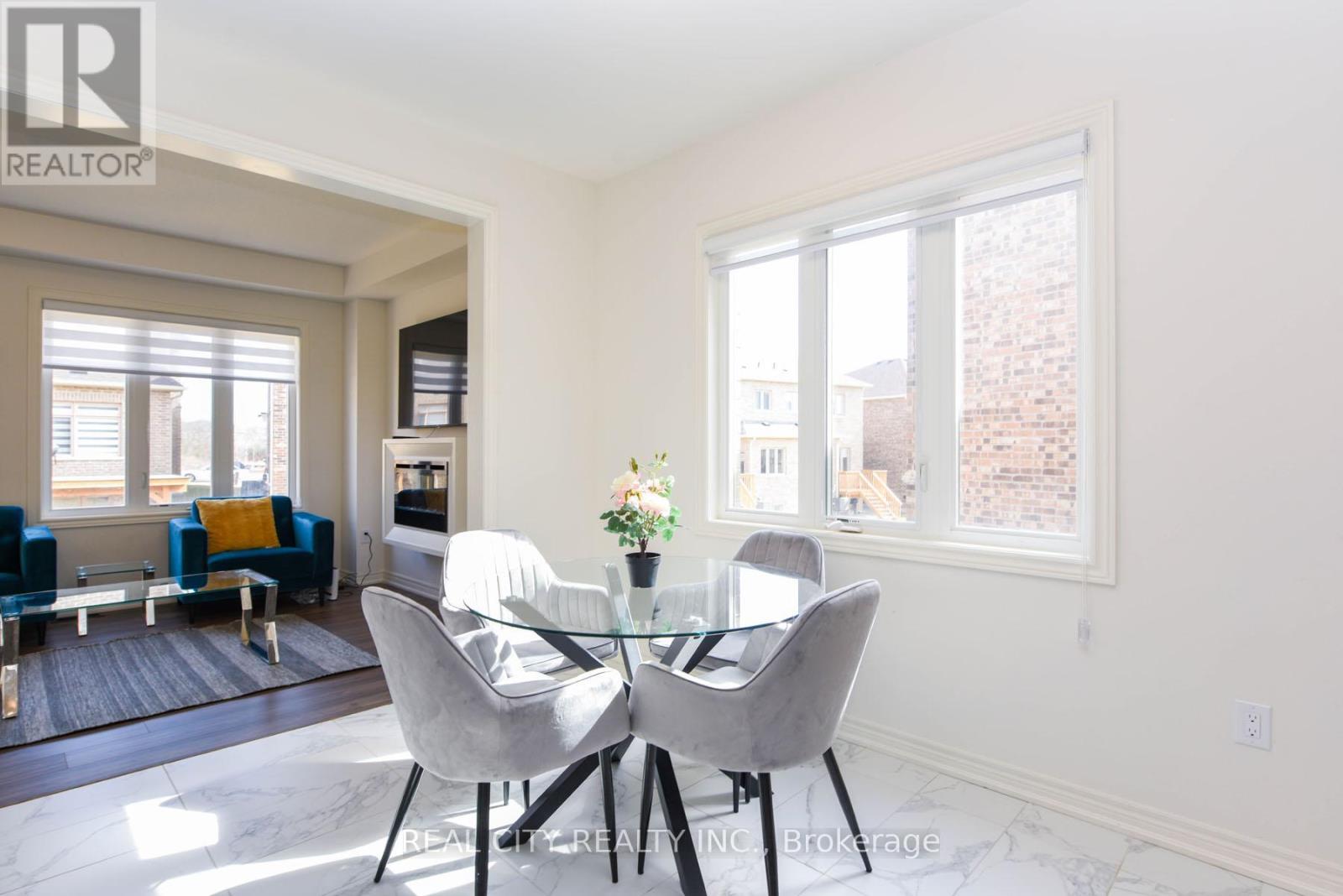 38 Silver Meadow Gardens, Hamilton, ON - Indoor Photo Showing Dining Room