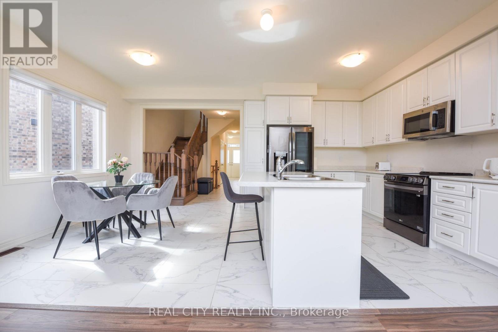 38 Silver Meadow Gardens, Hamilton, ON - Indoor Photo Showing Kitchen With Double Sink