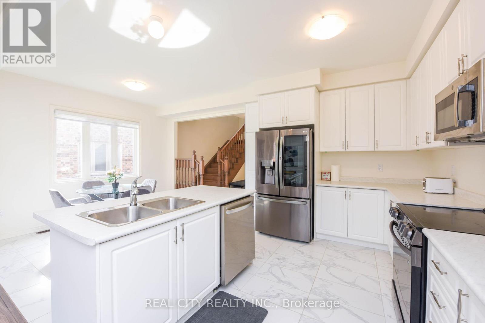 38 Silver Meadow Gardens, Hamilton, ON - Indoor Photo Showing Kitchen With Double Sink