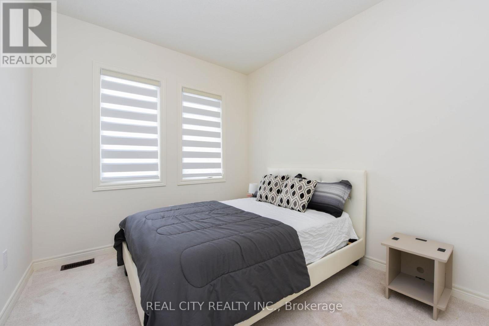 38 Silver Meadow Gardens, Hamilton, ON - Indoor Photo Showing Bedroom