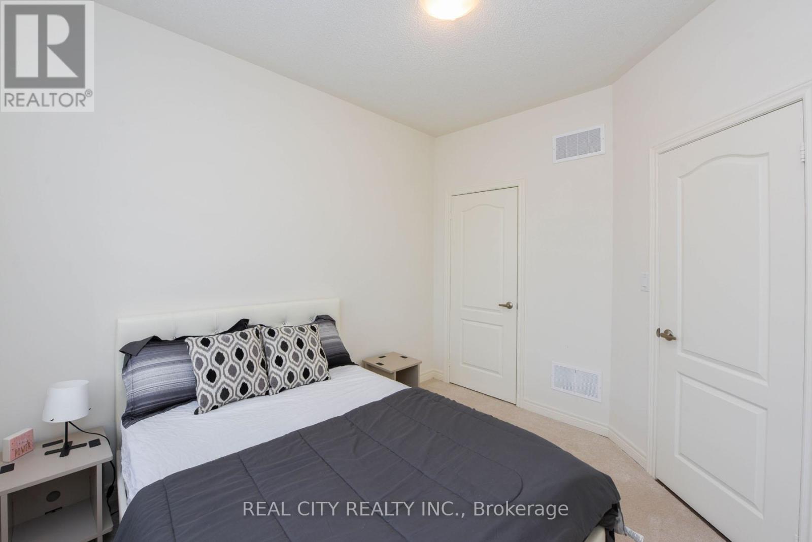 38 Silver Meadow Gardens, Hamilton, ON - Indoor Photo Showing Bedroom