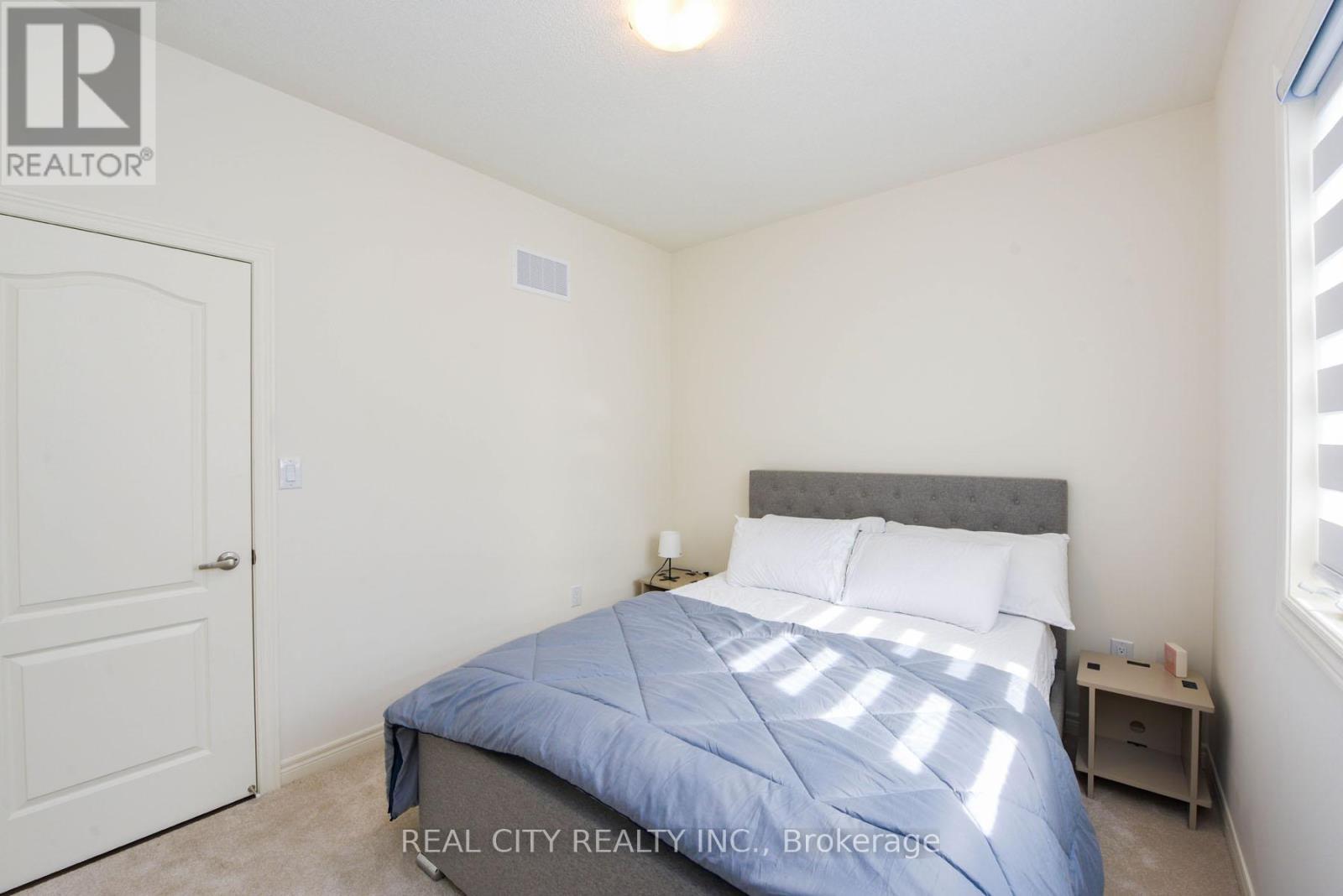 38 Silver Meadow Gardens, Hamilton, ON - Indoor Photo Showing Bedroom