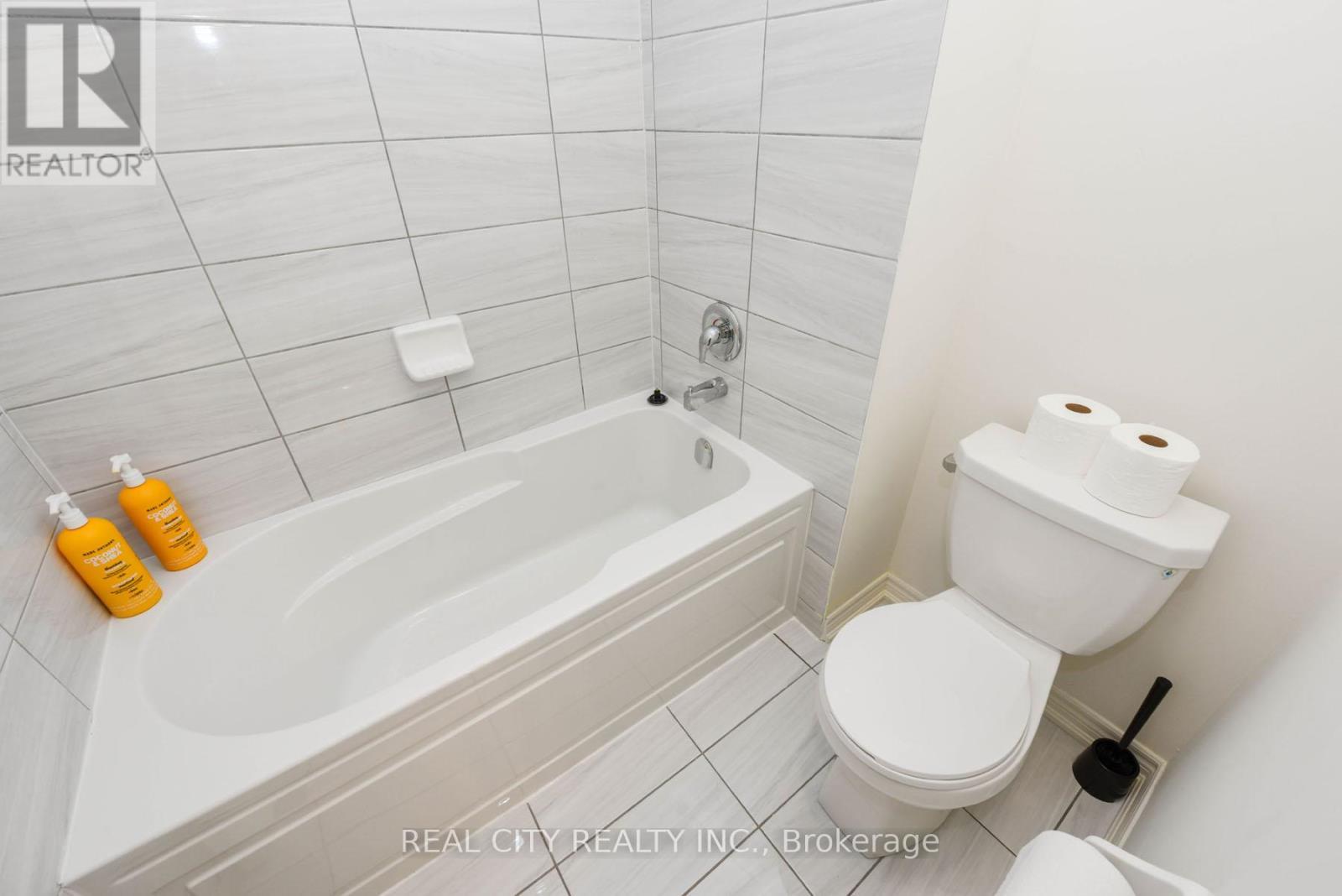 38 Silver Meadow Gardens, Hamilton, ON - Indoor Photo Showing Bathroom