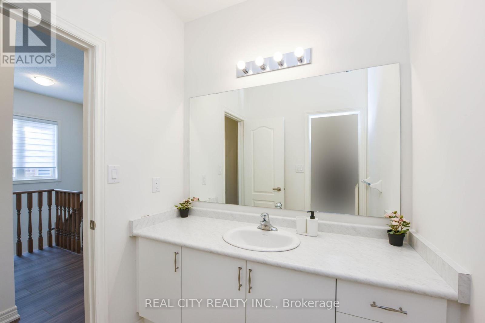 38 Silver Meadow Gardens, Hamilton, ON - Indoor Photo Showing Bathroom