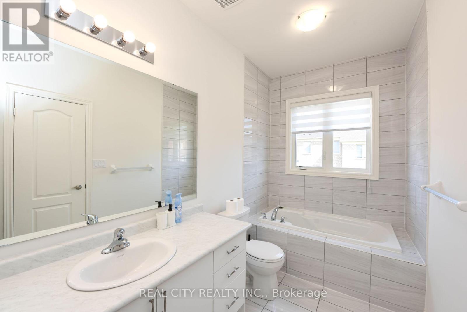 38 Silver Meadow Gardens, Hamilton, ON - Indoor Photo Showing Bathroom