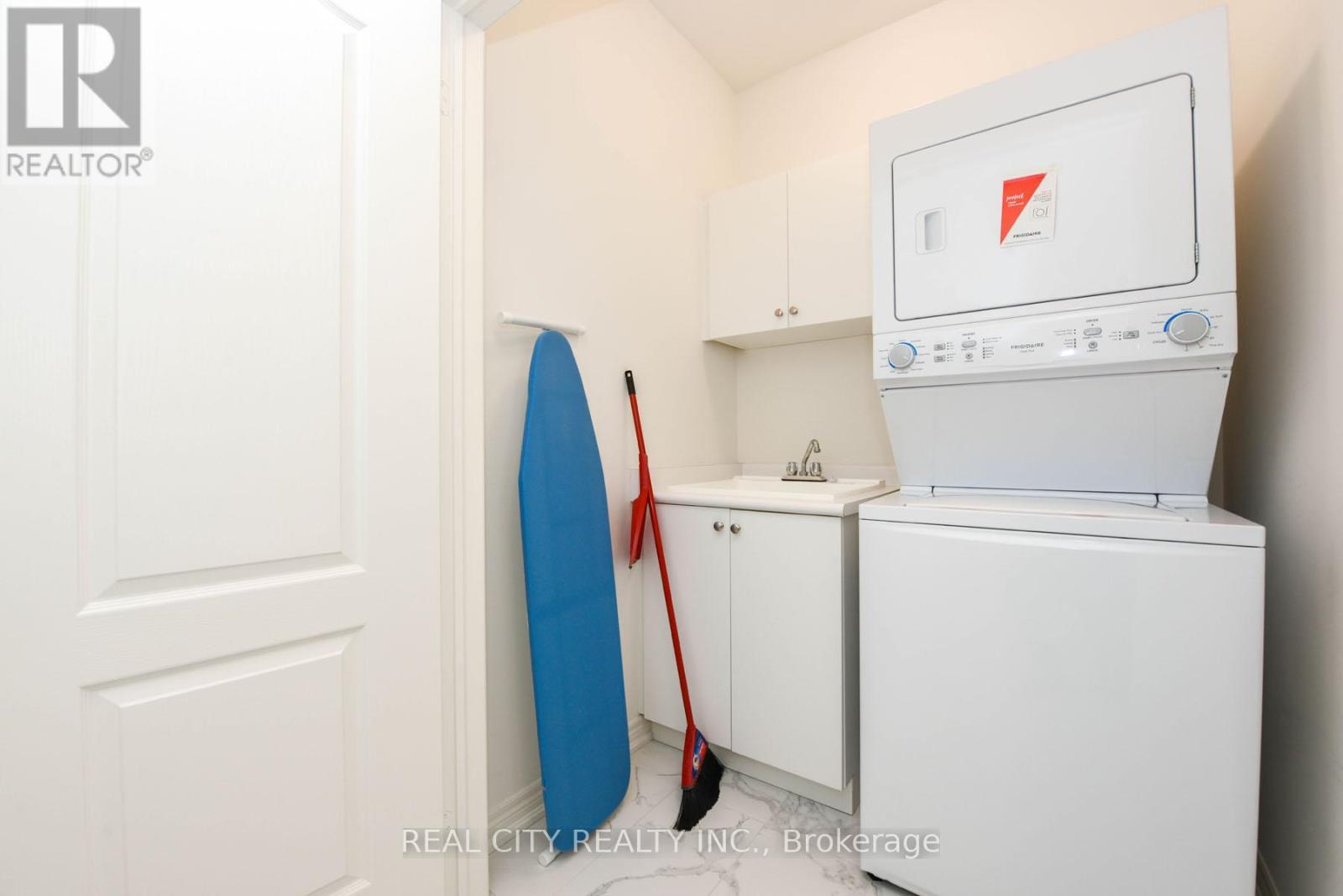 38 Silver Meadow Gardens, Hamilton, ON - Indoor Photo Showing Laundry Room
