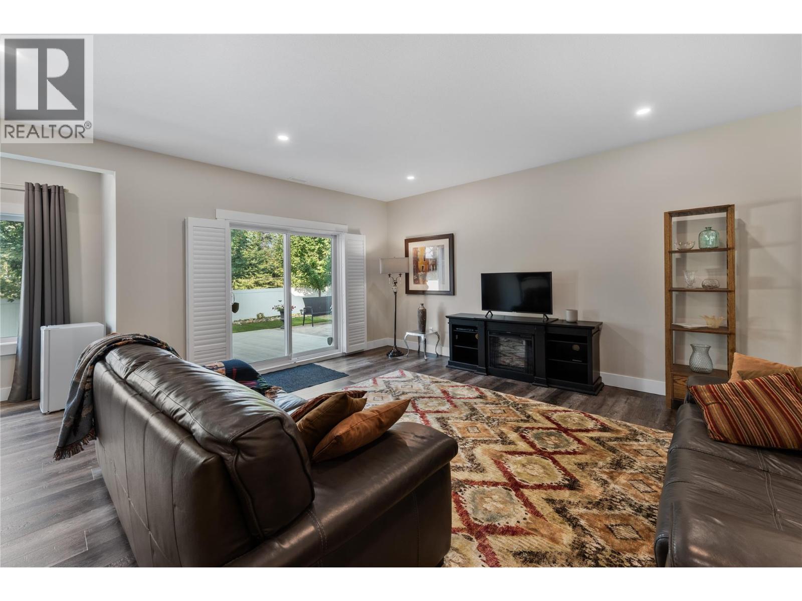 3820 20Th Street Ne Unit# 12, Salmon Arm, BC - Indoor Photo Showing Living Room