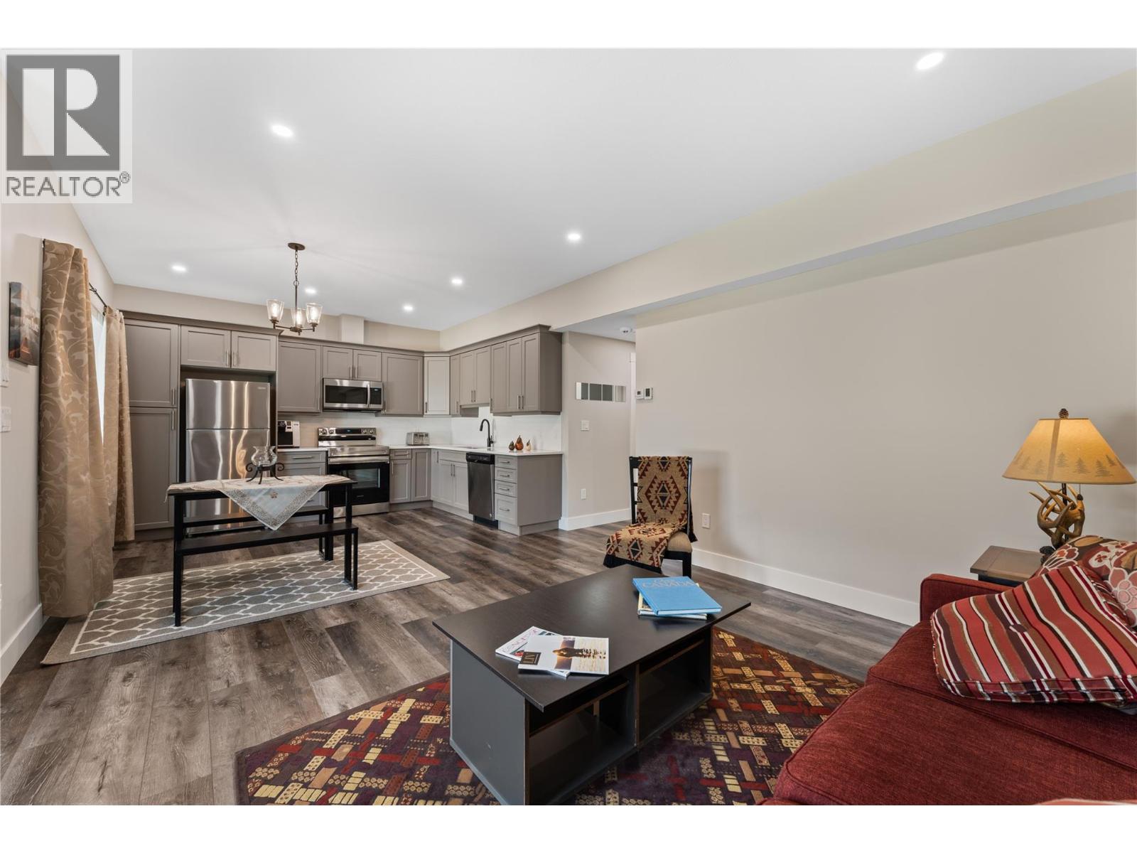 3820 20Th Street Ne Unit# 12, Salmon Arm, BC - Indoor Photo Showing Living Room
