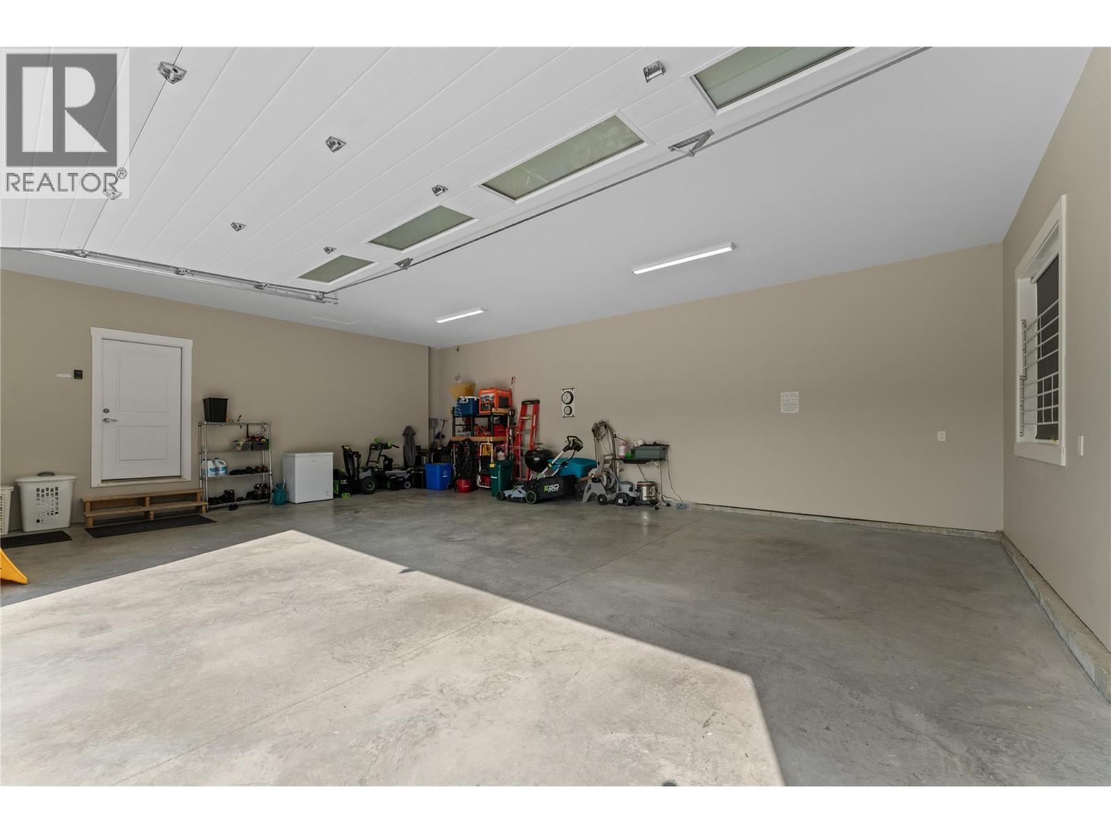 3820 20Th Street Ne Unit# 12, Salmon Arm, BC - Indoor Photo Showing Garage