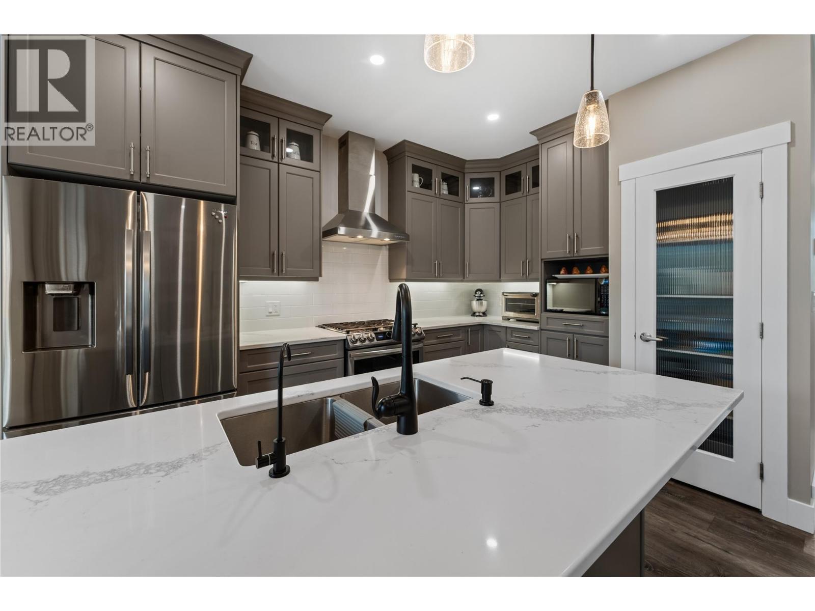 3820 20Th Street Ne Unit# 12, Salmon Arm, BC - Indoor Photo Showing Kitchen With Stainless Steel Kitchen With Upgraded Kitchen