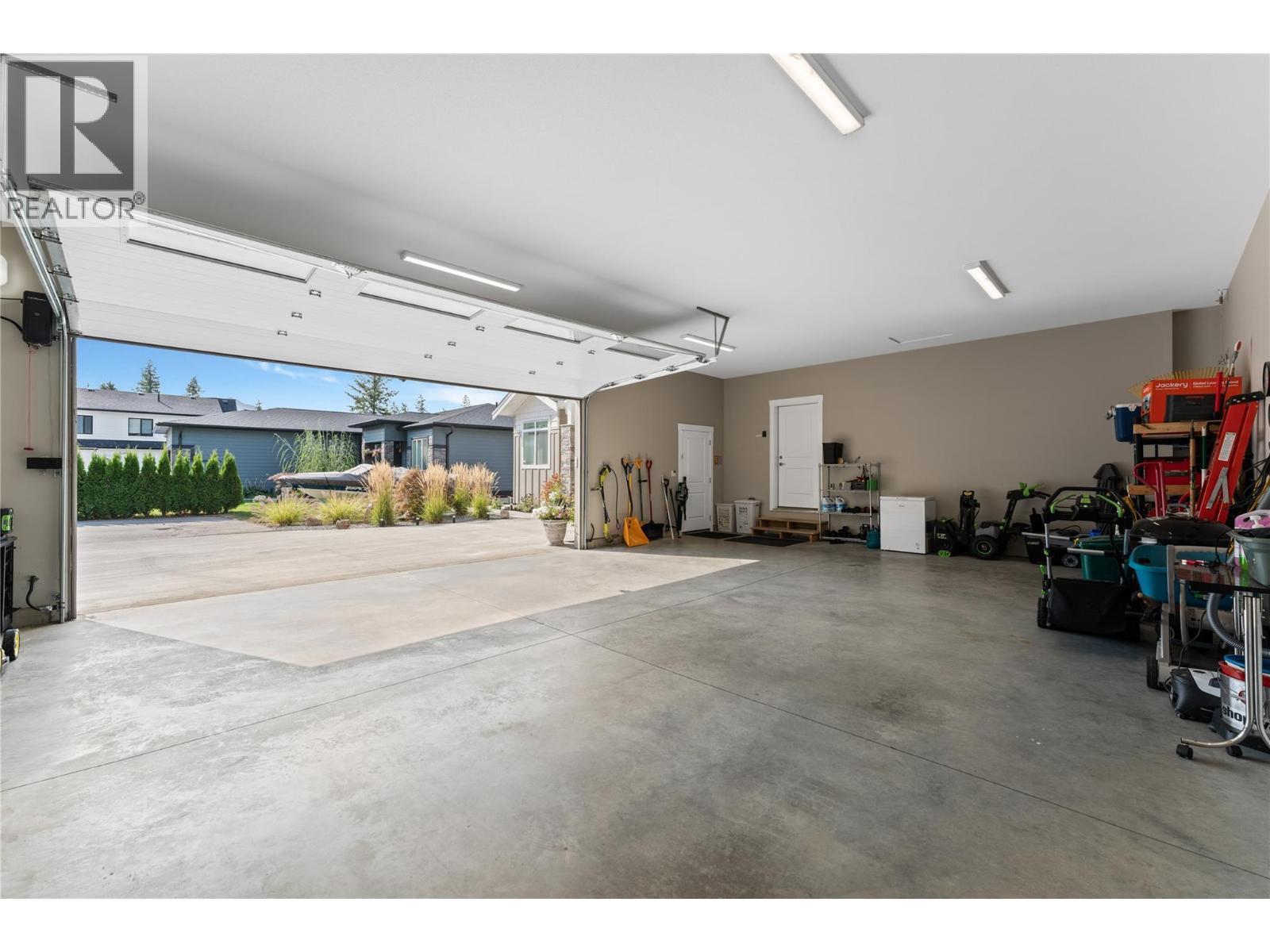 3820 20Th Street Ne Unit# 12, Salmon Arm, BC - Indoor Photo Showing Garage