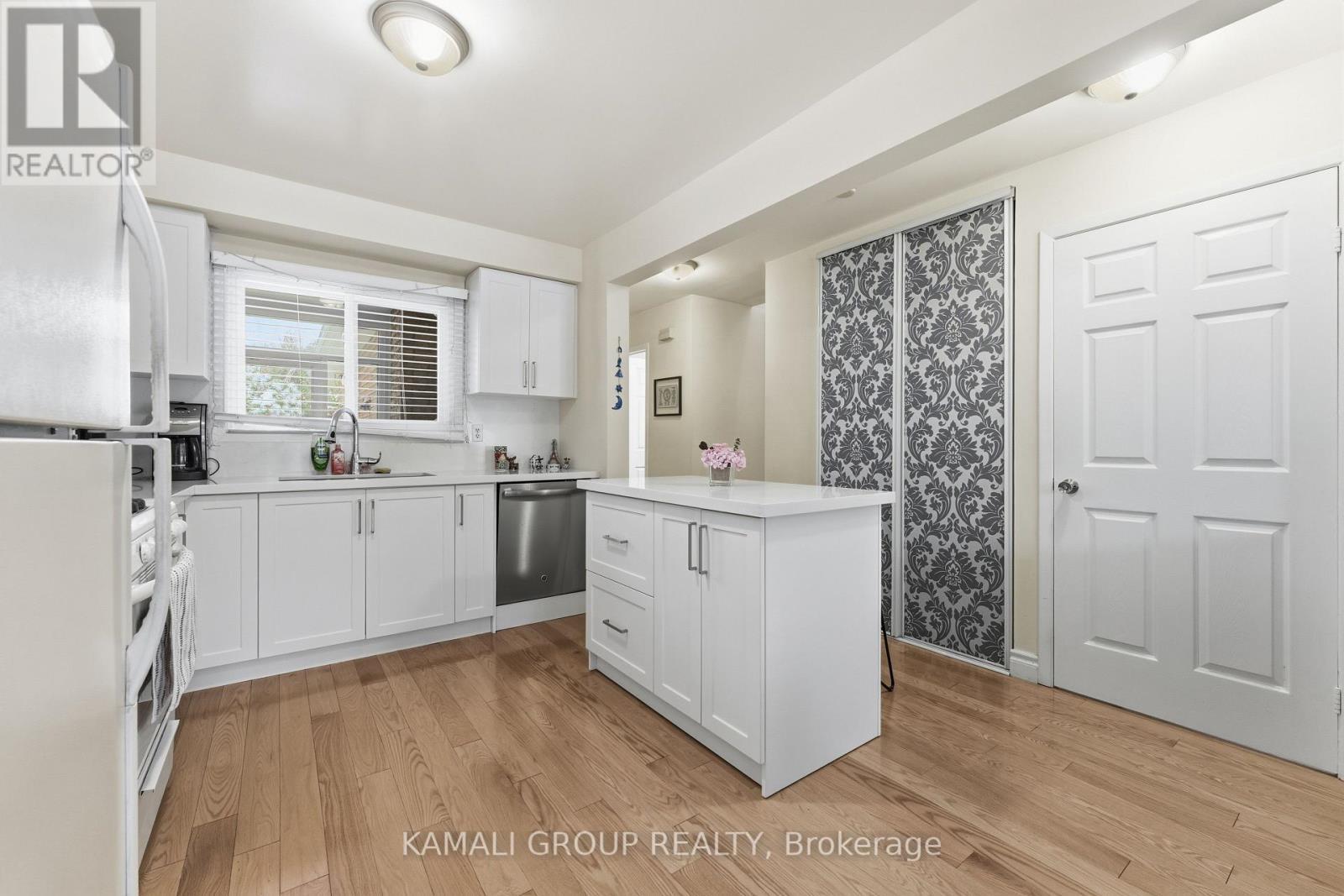 Microwave & Dishwasher - Main - 112 Kersey Crescent, Richmond Hill, ON - Indoor Photo Showing Kitchen