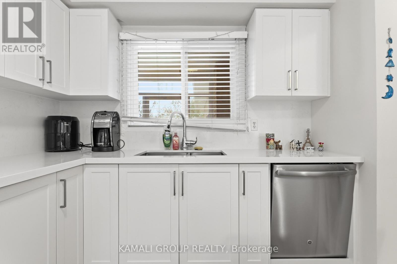Counter & Cabinet Space - Main - 112 Kersey Crescent, Richmond Hill, ON - Indoor Photo Showing Kitchen