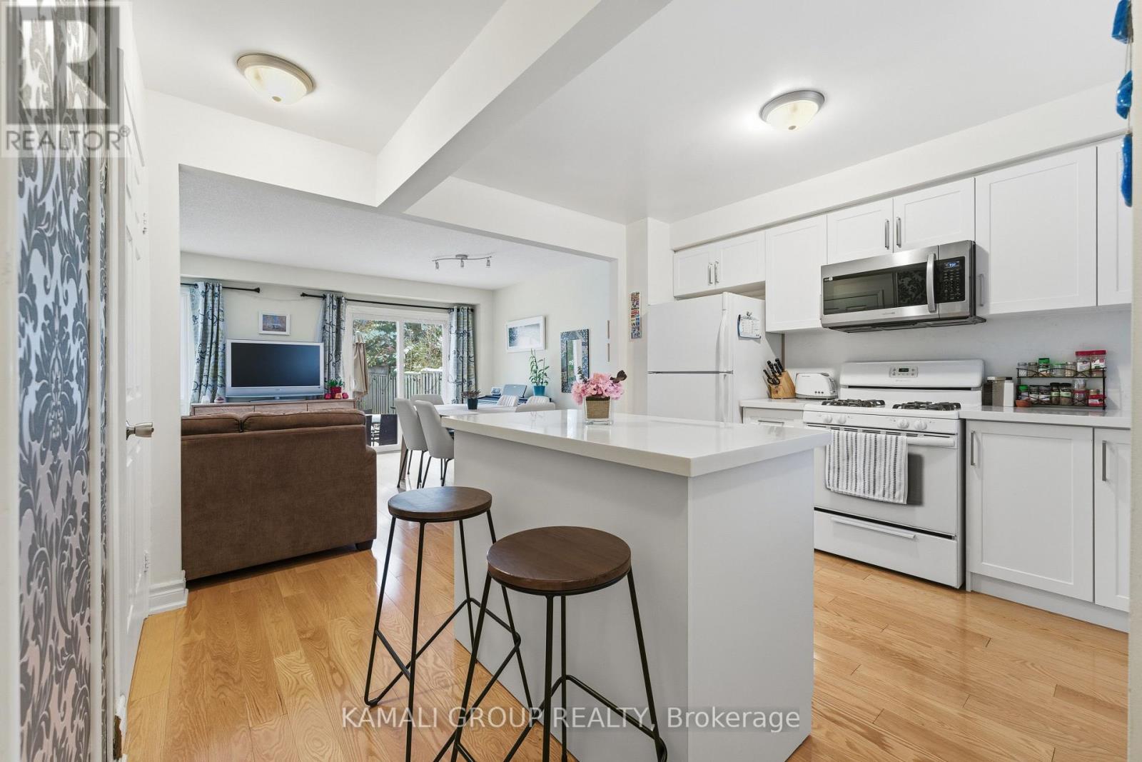 Eat-in Kitchen - Main - 112 Kersey Crescent, Richmond Hill, ON - Indoor Photo Showing Kitchen