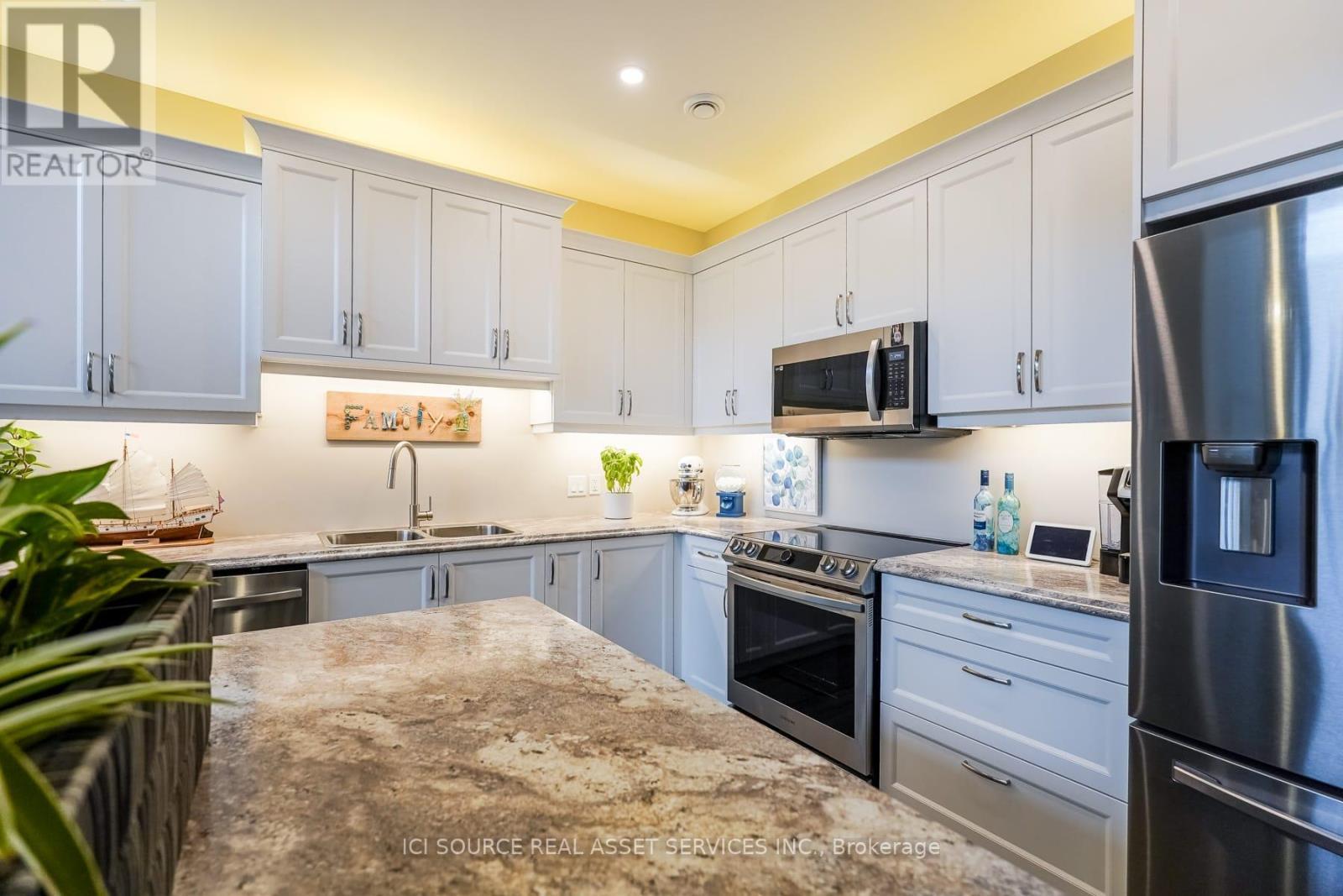 1306 15Th Avenue E, Owen Sound, ON - Indoor Photo Showing Kitchen With Double Sink With Upgraded Kitchen