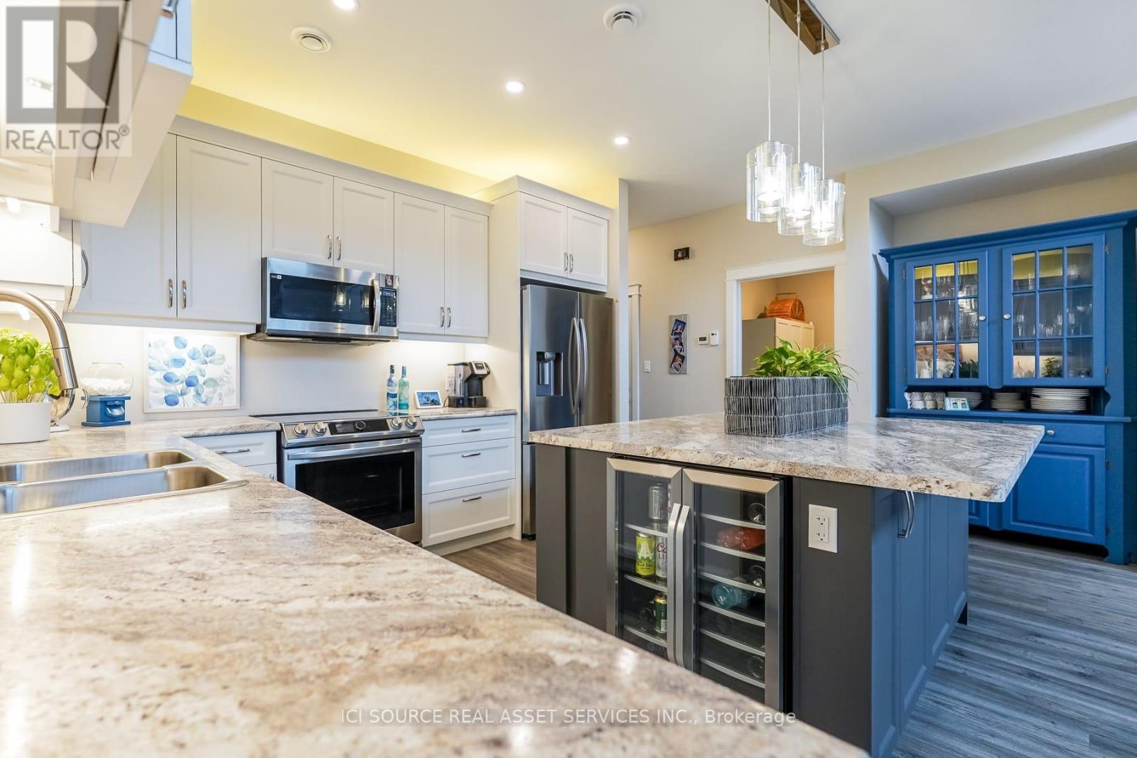 1306 15Th Avenue E, Owen Sound, ON - Indoor Photo Showing Kitchen With Double Sink With Upgraded Kitchen
