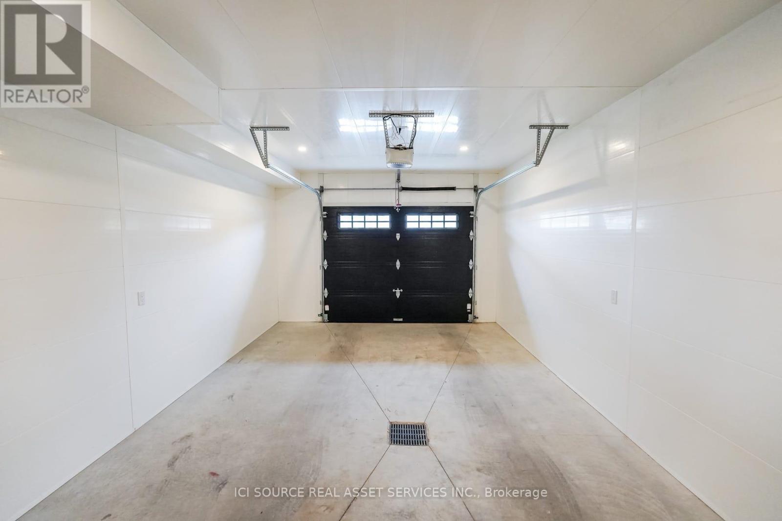 1306 15Th Avenue E, Owen Sound, ON - Indoor Photo Showing Garage