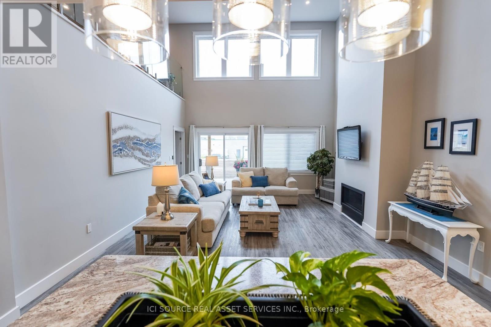 1306 15Th Avenue E, Owen Sound, ON - Indoor With Fireplace