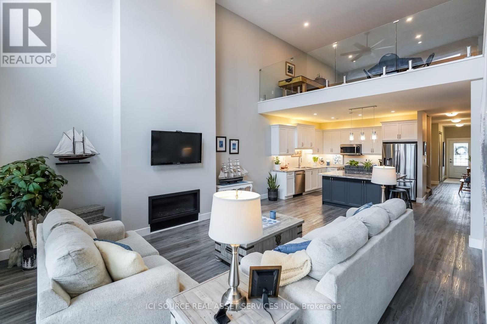 1306 15Th Avenue E, Owen Sound, ON - Indoor Photo Showing Living Room With Fireplace
