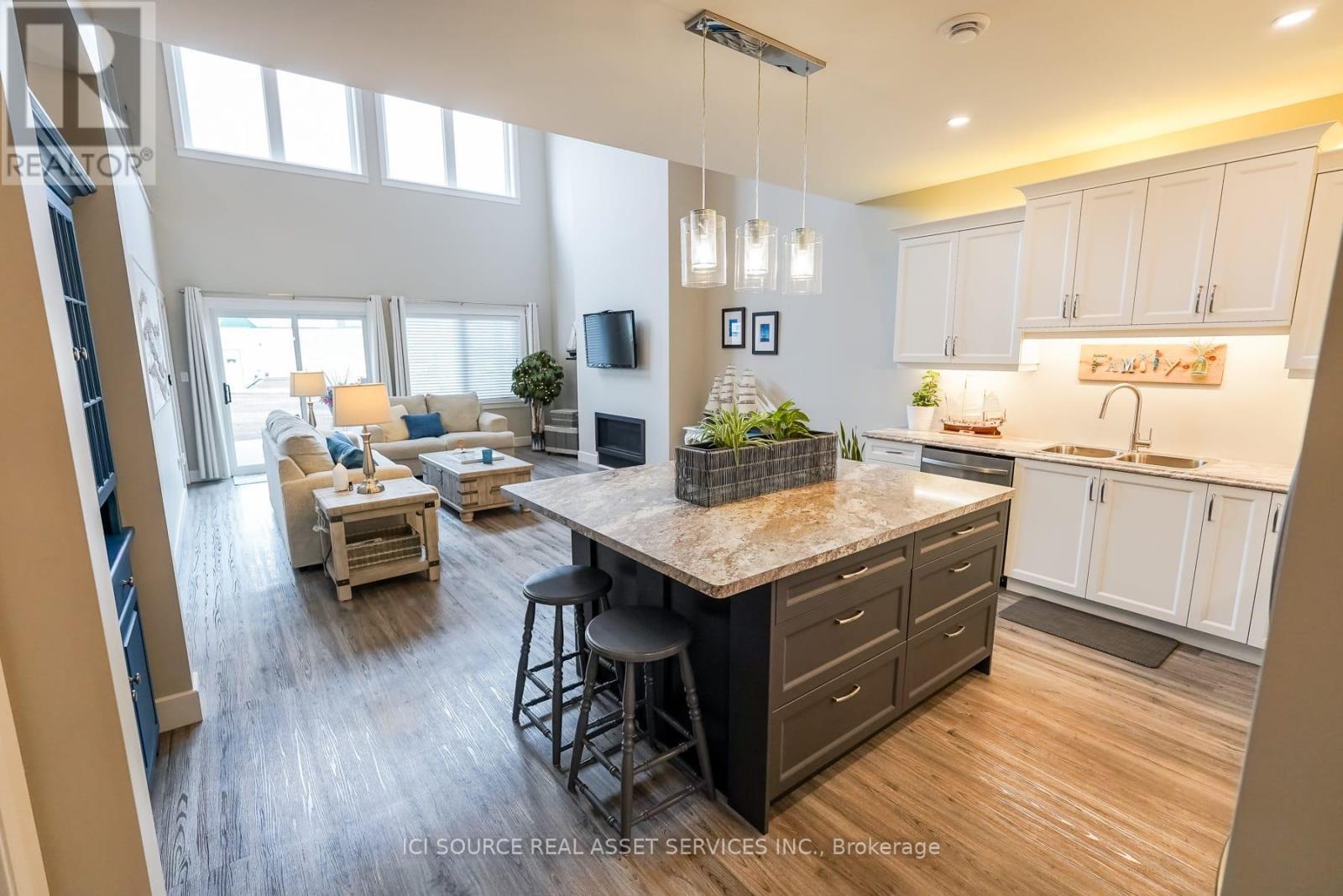 1306 15Th Avenue E, Owen Sound, ON - Indoor Photo Showing Kitchen With Double Sink With Upgraded Kitchen