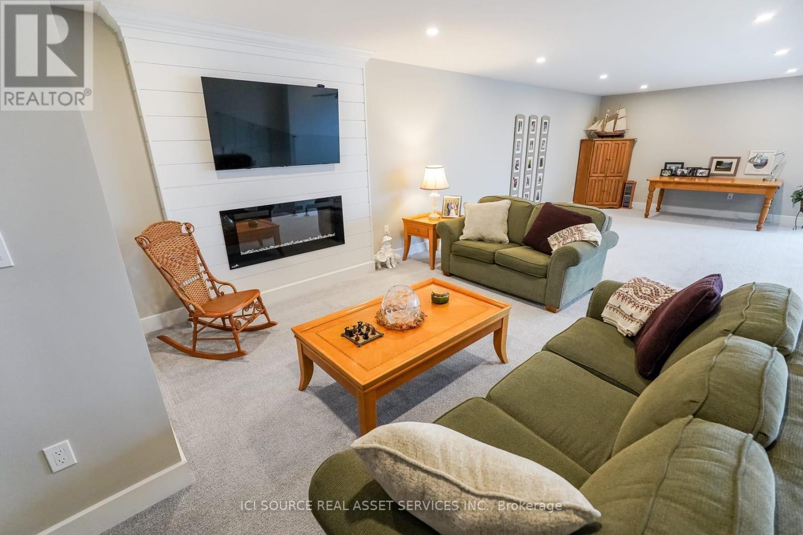 1306 15Th Avenue E, Owen Sound, ON - Indoor Photo Showing Living Room With Fireplace