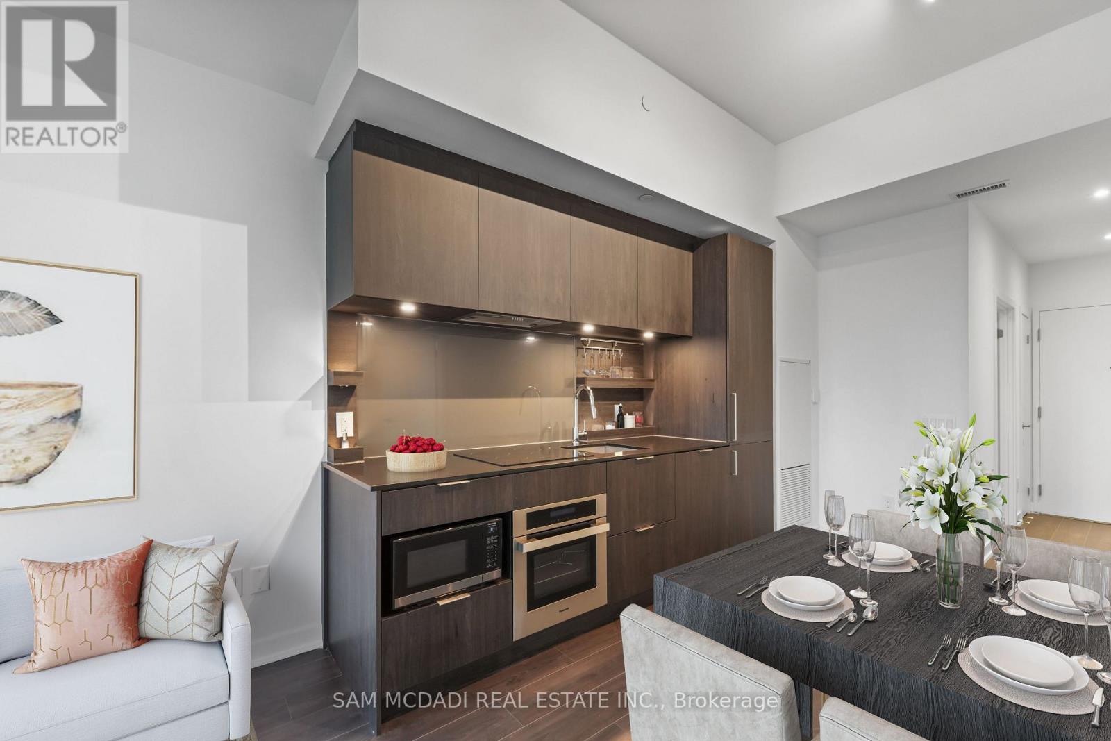 813 - 28 Ann Street, Mississauga, ON - Indoor